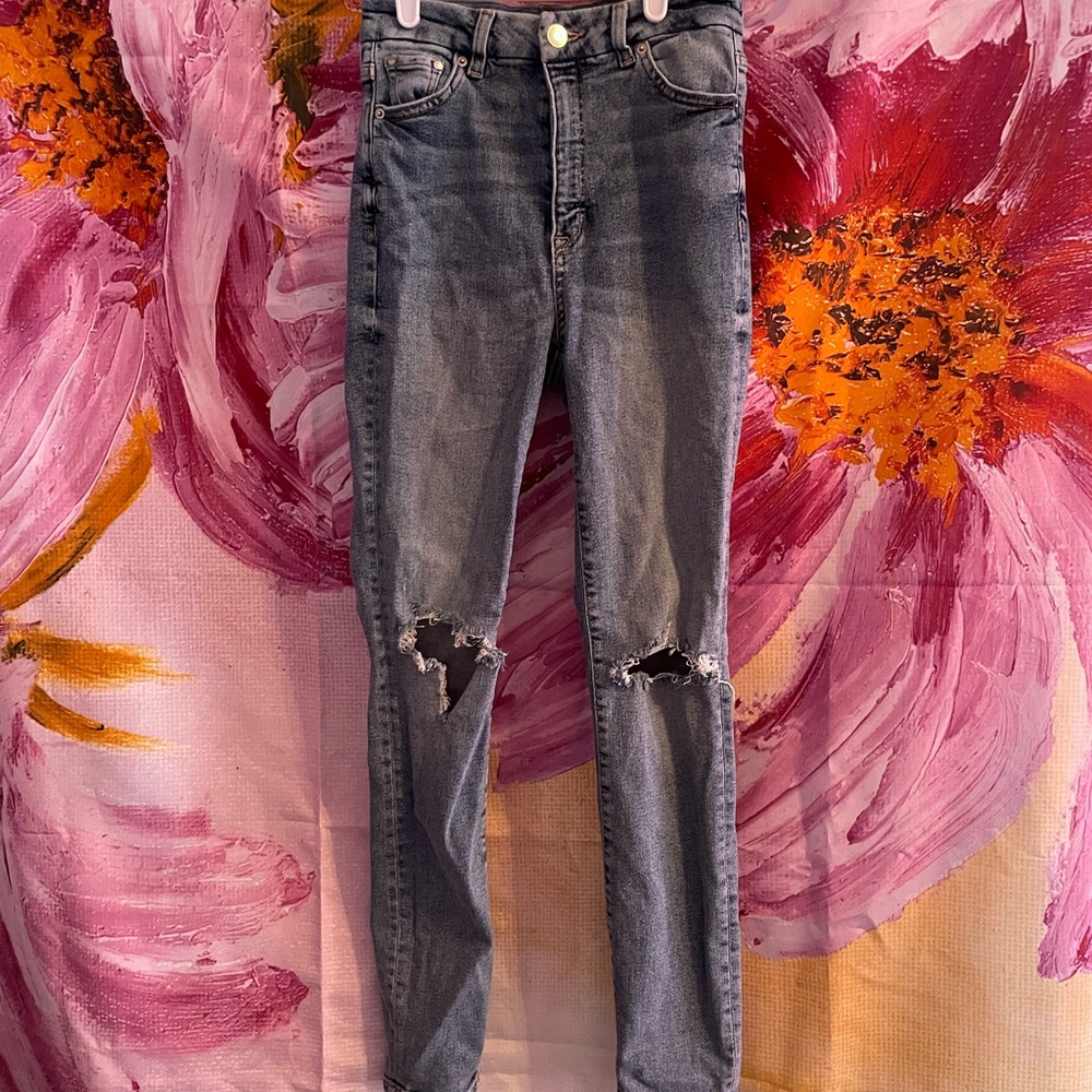 Super cute skinny knee ripped jeans